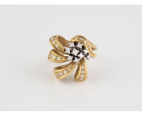 RING Gelbgold, Weißgold. Ringmaß ca. 55, Ges.-Gew. ca. 11,9 g. Gest. 750, Herstellersignet. 27 Brillanten, zusammen ca. 0,54 