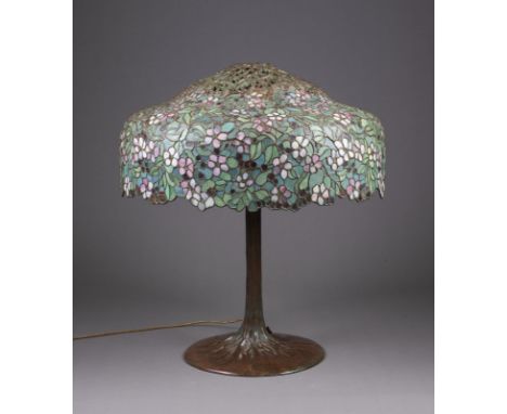 LOUIS COMFORT TIFFANY1848 New York - 1933 ebendaGROSSE TISCHLAMPE 'APPLE BLOSSOM' USA, New York, Tiffany Studios, um 1902-190