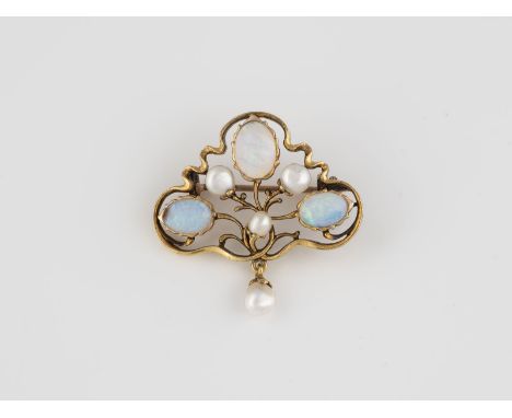 BROSCHE Gelbgold, Metall. 3,1 x 3,2 cm, Ges.-Gew. ca. 5,9 g. Geprüft mindestens 14 K. Drei Opal-Cabochons, jeweils ca. 6,8 x 