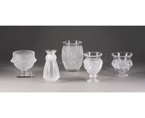 LALIQUEFÜNF VASEN Frankreich, Wingen-sur-Moder, 2. Hälfte 20. Jh. Farbloses Pressglas, part. satiniert. H. 12,3 - 16,8 cm. Je