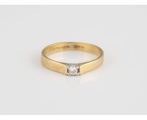RING Gelbgold, Weißgold. Ringmaß ca. 55, Ges.-Gew. ca. 3,2 g. Geprüft 18 K. Ein Brillant, ca. 0,10 ct. Min. besch.