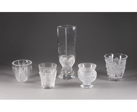 LALIQUEFÜNF VASEN MIT VEGETABILEN MOTIVEN Frankreich, nach 1945 Farbloses Pressglas, part. satiniert. 39x9x9 (große Vierkantv