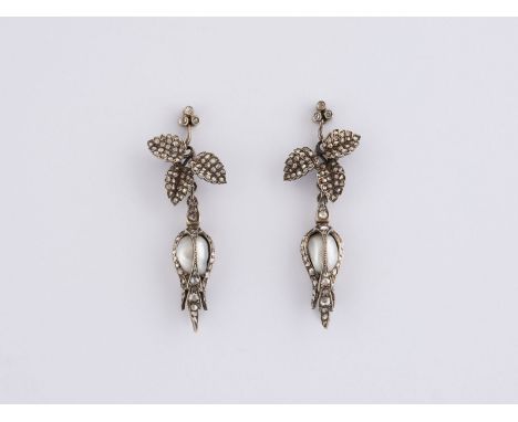 PAAR OHRSTECKER Gelbgold, Silber. L. 5,5 cm, Ges.-Gew. ca. 15,1 g. Gold geprüft 18 K. Jeweils eine Perle, L. ca. 8,9 mm, zusa