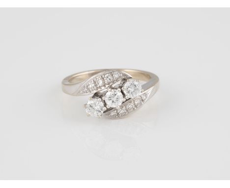 RING Weißgold. Ringmaß ca. 53, Ges.-Gew. ca. 6,3 g. Gest. 750. Drei Brillanten, zusammen ca. 0,61 ct., 10 Diamanten im 8/8-Sc