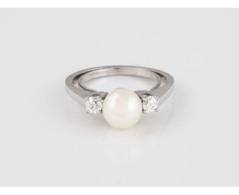 RING Weißgold. Ringmaß ca. 51,5, Ges.-Gew. ca. 4,3 g. Geprüft 18 K. Eine Perle, D. ca. 7,3 mm, zwei Diamanten im Altschliff, 