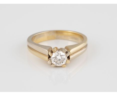 RING Gelbgold. Ringmaß ca. 48,5, Ges.-Gew. ca. 5,0 g. Geprüft 18 K. Ein Brillant, D. ca. 4,87 mm, Höhe nicht messbar.