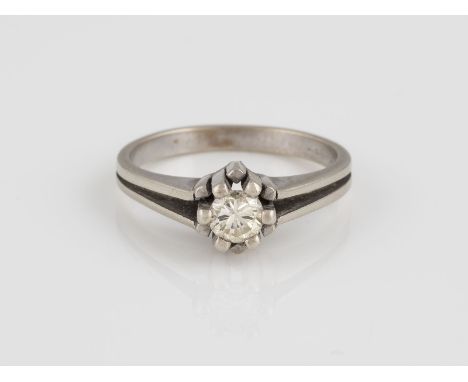 RING Weißgold. Ringmaß ca. 56, Ges.-Gew. ca. 3,5 g. Geprüft 14 K. Ein Brillant, ca. 0,35 ct.