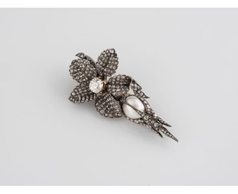 BROSCHE Gelbgold, Silber. L. 6,8 cm, Ges.-Gew. ca. 26,1 g. Gelbgold geprüft 18 K. Ein Diamant im Altschliff, ca. 1,30 ct., ei