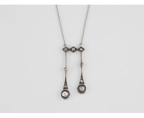 COLLIER Weißgold. L. 49 cm, Ges.-Gew. ca. 6 g. Schaustück geprüft 14 K, Kettenschließe geprüft 8 K. Zwei Diamanten im Altschl