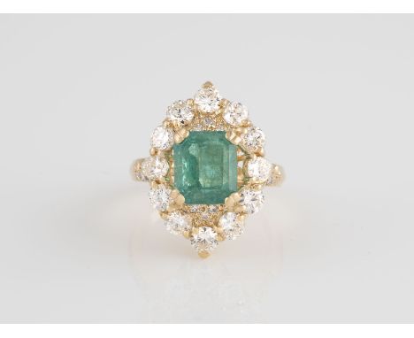 RING Gelbgold. Ringmaß ca. 54, Ges.-Gew. ca. 8,6 g. Geprüft 18 K. Ein Smaragd, ca. 3,30 ct., 30 Diamanten, zusammen ca. 2,50 