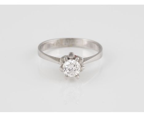 RING Weißgold. Ringmaß ca. 54, Ges.-Gew. ca. 2,6 g. Gest. 585, Caratangabe des Diamanten gemarkt. Ein Brillant, ca. 0,51 ct. 