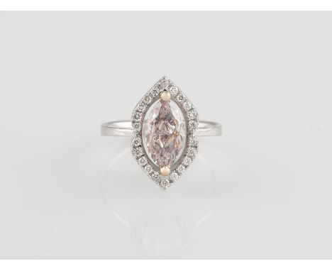 RING Weißgold, Roségold. Ringmaß ca. 53, Ges.-Gew. ca. 4,21 g. 18 K. Ein natürlicher Diamant im Marquise-Schliff, ca. 1,59 ct
