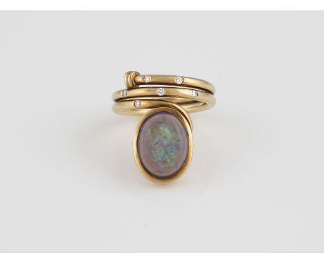 RING Gelbgold. Ringmaß ca. 53,5, Ges.-Gew. ca. 8,9 g. Gest. 585. Ein ovaler Opal-Cabochon, ca. 12,6 x 9,9 x 3,7 mm, sechs Bri