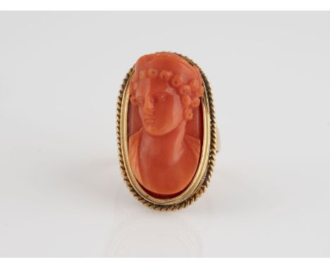 RING Gelbgold. Ringmaß ca. 56, Ges.-Gew. ca. 10,6 g. Schiene geprüft 18 K. Kamee-Portrait aus geschnittener Koralle. Besch. B