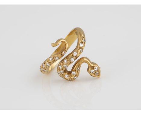 RING Gelbgold. Ringmaß ca. 54, Ges.-Gew. ca. 8,0 g. Gest. 750. 26 Brillanten, zusammen ca. 0,23 ct., zwei rund facettierte Sm