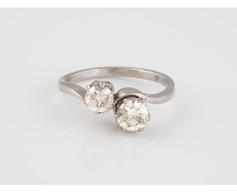 RING Weißgold. Ringmaß ca. 54, Ges.-Gew. ca. 4,1 g. Gest. 750. Zwei Diamanten, 1 x 0,58 ct., 1 x 0,38 ct. Besch.
