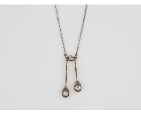 COLLIER Weißgold, Gelbgold, wohl Platin. L. 51.5 cm, Ges.-Gew. ca. 5,3 g. Kettenschließe gest. 750, Schaustück geprüft 14 K. 