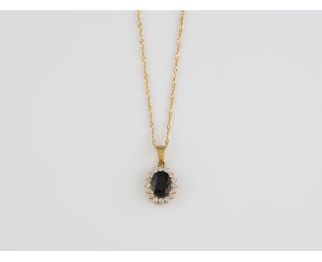 ANHÄNGER MIT KETTE Gelbgold, Weißgold. Anhänger L. 2 cm, Kette L. 40 cm. Ges.-Gew. zus. ca. 3,7 g. Beide gest. 18 K. Ein oval
