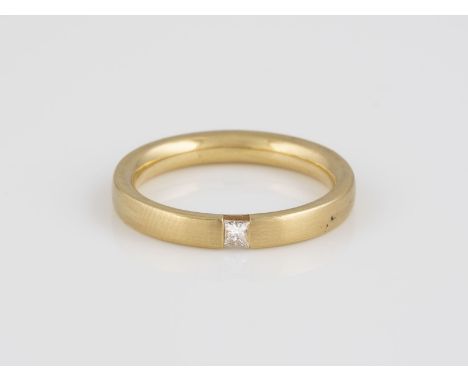 RING Gelbgold. Ringmaß ca. 61, Ges.-Gew. ca. 7,6 g. Geprüft 18 K. Ein Diamant im Prinzess-Schliff, ca. 0,10 ct.