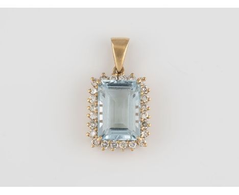 ANHÄNGER Gelbgold. L. 2,8 cm, Ges.-Gew. ca. 6,0 g. Geprüft 18 K. Ein Aquamarin, ca. 7,0 ct., 24 Brillanten, zusammen ca. 0,70