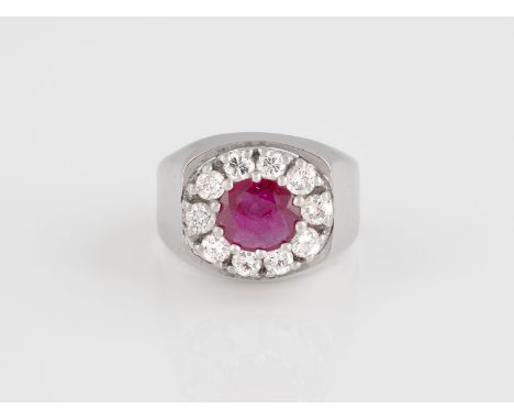 RING Weißgold. Ringmaß ca. 41,5, Ges.-Gew. ca. 3,4 g. Geprüft 14 K. Ein oval facettierter Rubin, ca. 0,70 ct., 10 Brillanten,