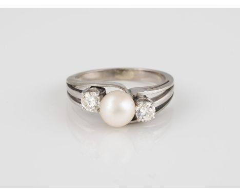 RING Weißgold. Ringmaß ca. 57,5, Ges.-Gew. ca. 5,9 g. Geprüft 18 K. Eine Perle, D. ca. 7,1 mm, zwei Brillanten, zusammen ca. 