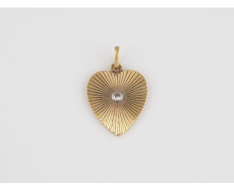 ANHÄNGER Gelbgold, Weißgold. L. 2,4 cm, Ges.-Gew. ca. 2,9 g. Geprüft 18 K. Herzanhänger mit einem Brillanten, ca. 0,03 ct., v