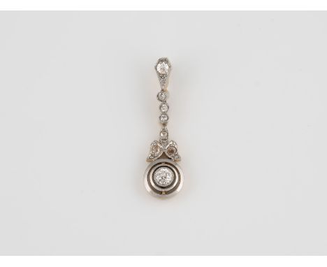 ANHÄNGER Gelbgold, Weißgold, wohl Platin. L. 2,8 cm, Ges.-Gew. ca. 2,1 g. Geprüft 14 K. Zwei Diamanten im Altschliff, zusamme