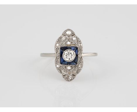 RING Weißgold. Ringmaß ca. 56, Ges-Gew. ca. 2,8 g. Gest. 18 K. Ein Brillant, ca. 0,16 ct. acht facettierte Saphire, wohl synt