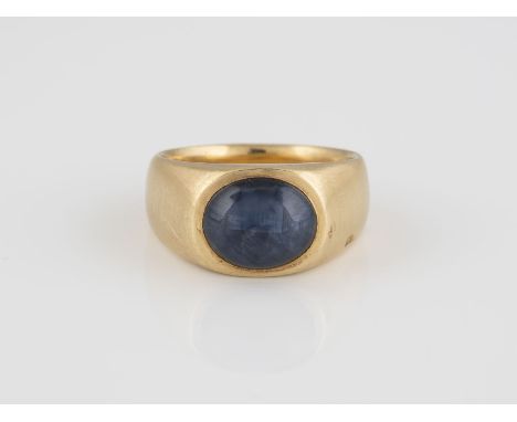 RING Gelbgold. Ringmaß ca. 57, Ges.-Gew. ca. 15,5 g. Geprüft 18 K. Ein Stern-Saphir im ovalen Cabochonschliff, ca. 6,24 ct. A