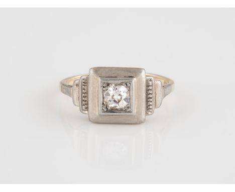 RING Gelbgold, Weißgold. Ringmaß ca. 52, Ges.-Gew. ca. 2,9 g. Schiene geprüft 14 K. Ein Diamant im Altschliff, ca. 0,30 ct. B