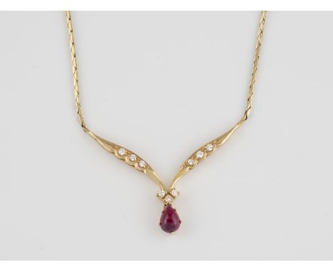 COLLIER Gelbgold. L. 40 - 46 cm, Ges.-Gew. ca. 9,6 g. Gest. 14 K. Ein tropfenförmiger Rubin-Cabochon, ca. 1,0 ct., sechs Bril