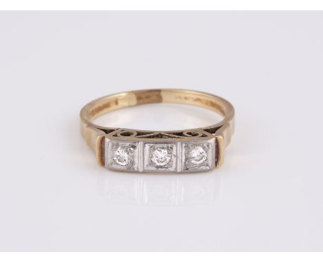 RING Gelbgold, Weißgold. Ringmaß ca. 60,5, Ges.-Gew. ca. 4,1 g. Gest. 585. Drei Brillanten, zusammen ca. 0,15 ct. Schienengrö