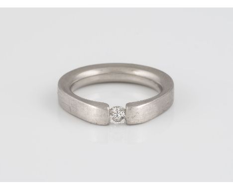 RING Platin. Ringmaß ca. 51, Ges.-Gew. ca. 9,6 g. Gest. Plat. 950. Ein Brillant, ca. 0,15 ct.