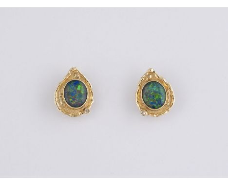 PAAR OHRSTECKER Gelbgold. L. 2 cm, Ges.-Gew. ca. 6,5 g. Gest. 585. Jeweils eine ovale Opal-Triplette, ca. 10,8 x 9,2 x 3,6 mm