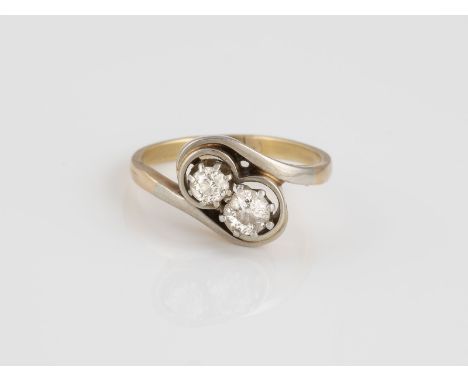 RING Gelbgold, Weißgold. Ringmaß ca. 55, Ges.-Gew. ca. 4,1 g. Geprüft 14 K. Zwei Diamanten im Altschliff, zusammen ca. 0,53 c