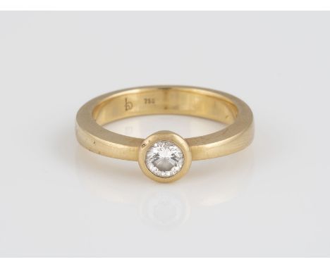 RING Gelbgold. Ringmaß ca. 56,5, Ges.-Gew. ca. 7,0 g. Gest. 750, Herstellersignet. Ein Brillant, ca. 0,40 ct.