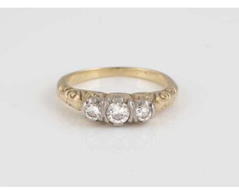 RING Gelbgold, Weißgold. Ringmaß ca. 52, Ges.-Gew. ca. 3,8 g. Geprüft 14 K. Drei Brillanten, zusammen ca. 0,32 ct.