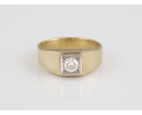 RING Gelbgold, Weißgold. Ringmaß ca. 64, Ges.-Gew. ca. 8,5 g. Geprüft 14 K, Caratangabe des Diamanten gemarkt. Ein Brillant, 