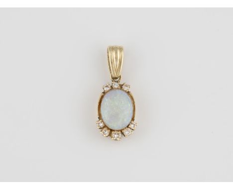 ANHÄNGER Gelbgold. L. 2,4 cm, Ges.-Gew. ca. 2,3 g. Gest. 585. Ein ovaler Opal-Cabochon, ca. 9,6 x 7,6 x 3,0 mm, acht Brillant