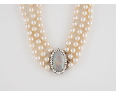COLLIER Weißgold. L. ca. 34 cm, Ges.-Gew. ca. 88,8 g. Geprüft 18 K. Dreireihiges Perl-Collier, D. der Perlen ca. 7,5 mm, Schl