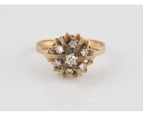 RING Gelbgold. Ringmaß ca. 53, Ges.-Gew. ca. 2,8 g. Gest. 750. Ein Brillant, ca. 0,045 ct., sechs weiße Farbsteine im 8/8-Sch