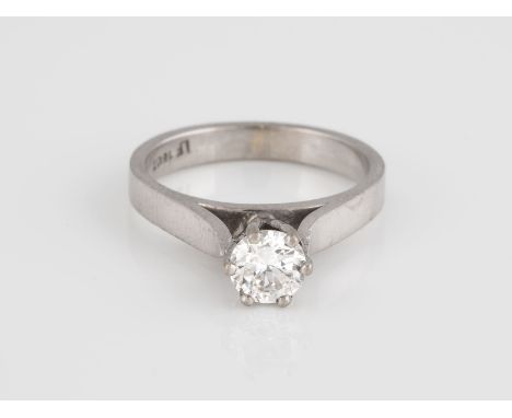 RING Weißgold. Ringmaß ca. 51, Ges.-Gew. ca. 4,6 g. Gest. 18 Ct.. Ein Brillant, D. ca. 5,50 mm, Höhe nicht messbar.