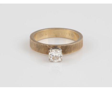 RING Gelbgold, Weißgold. Ringmaß ca. 52, Ges.-Gew. ca. 4,0 g. Gest. 14 K. Ein Brillant, D. ca. 4,98 mm, Höhe nicht messbar.