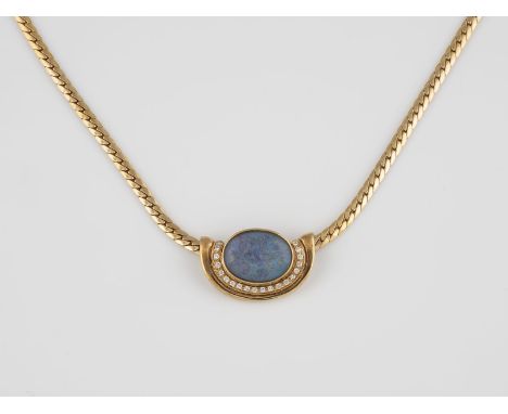 ANHÄNGER MIT KETTE Gelbgold. Anhänger 2,2 x ,4 cm. Kette L. 41 cm. Ges.-Gew. ca. 31,8 g. Beide gest. 585. Eine ovale Opal-Tri