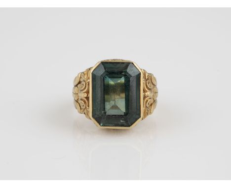 RING Gelbgold. Ringmaß ca. 63, Ges.-Gew. ca. 17,1 g. Geprüft 14 K. Ein grüner Spinell (?), ca. 16,0 ct. Leichte Tragespuren.