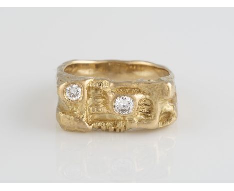 RING Gelbgold. Ringmaß ca. 57, Ges.-Gew. ca. 11,3 g. Gest. 750, Herstellersignet. Zwei Brillanten, zusammen ca. 0,30 ct., etw