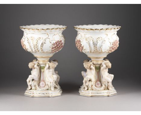 PAAR CACHEPOTS MIT PUTTI Deutsch, 20. Jh. Porzellan, polychrome Malerei, Goldstaffage. H. 43 cm, D. 30,5 cm. Im Boden blaues 
