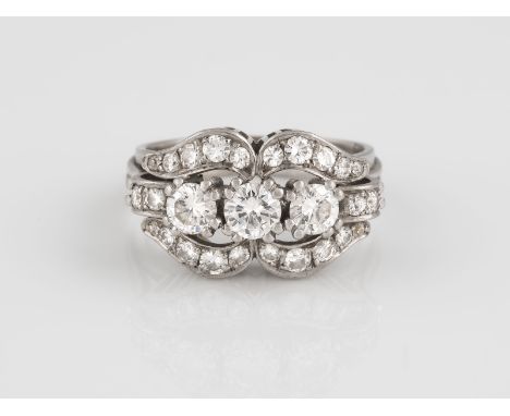 RING Weißgold. Ringmaß ca. 56,5, Ges.-Gew. ca. 5,7 g. Gest. 585. Drei Brillanten, zusammen ca. 0,85 ct., 24 Diamanten, zusamm