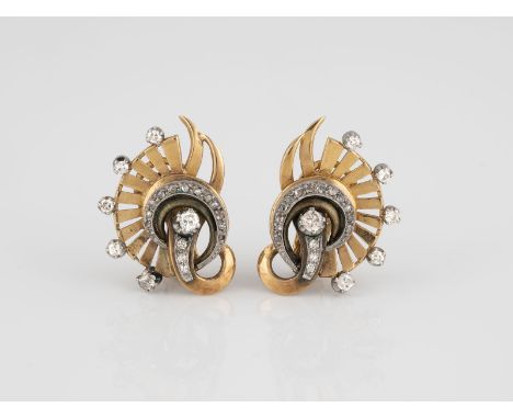 PAAR OHRSTECKER Gelbgold, Weißgold. L. 3 cm, Ges.-Gew. ca. 16,7 g. Gest. 18 K. Zusammen 26 Diamantrosen, zusammen 18 Diamante